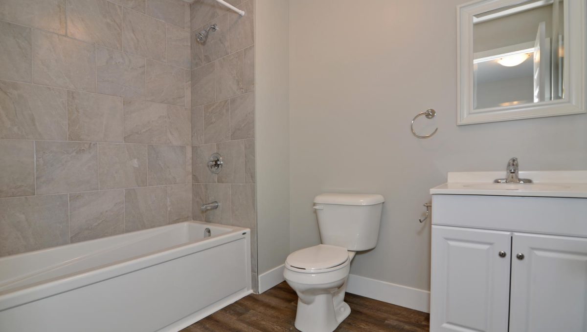 35 St Andrew St London ON N6H-large-013-21-Bathroom 1-1500x994-72dpi