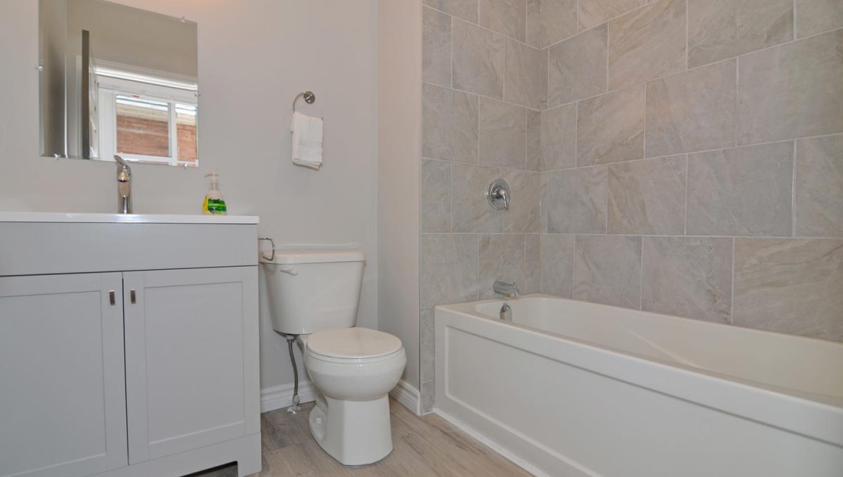 15 Barrington Ave London ON-large-011-23-Bathroom 1-1500x994-72dpi