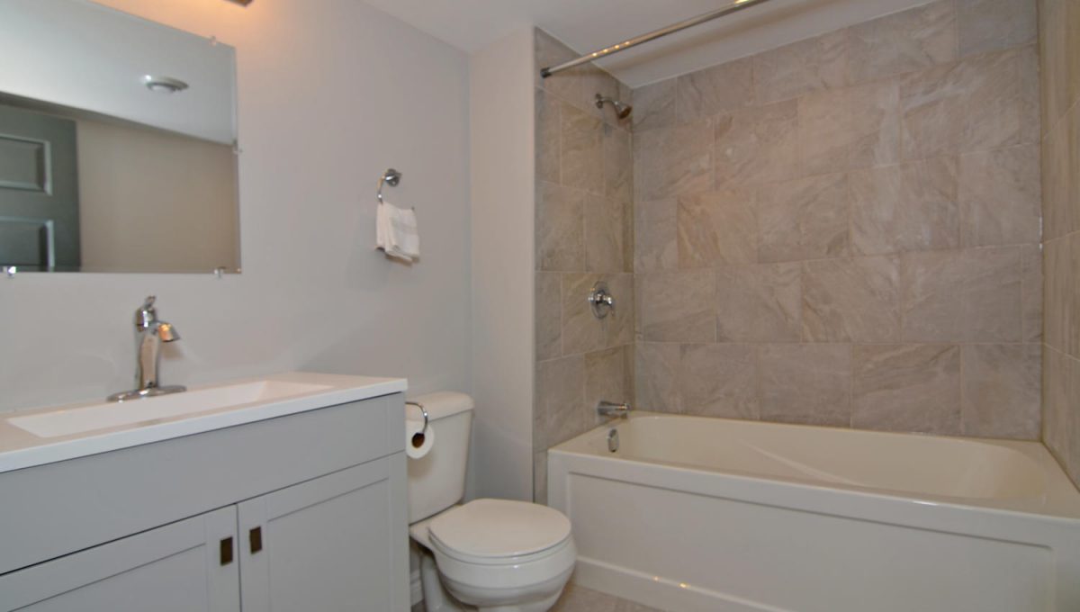 15 Barrington Ave London ON-large-022-19-Bedroom 4 Ensuite-1500x994-72dpi