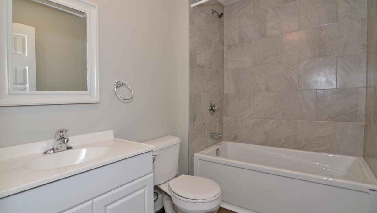 173 Cambridge St London ON N6H-large-012-10-Bathroom 1-1500x994-72dpi