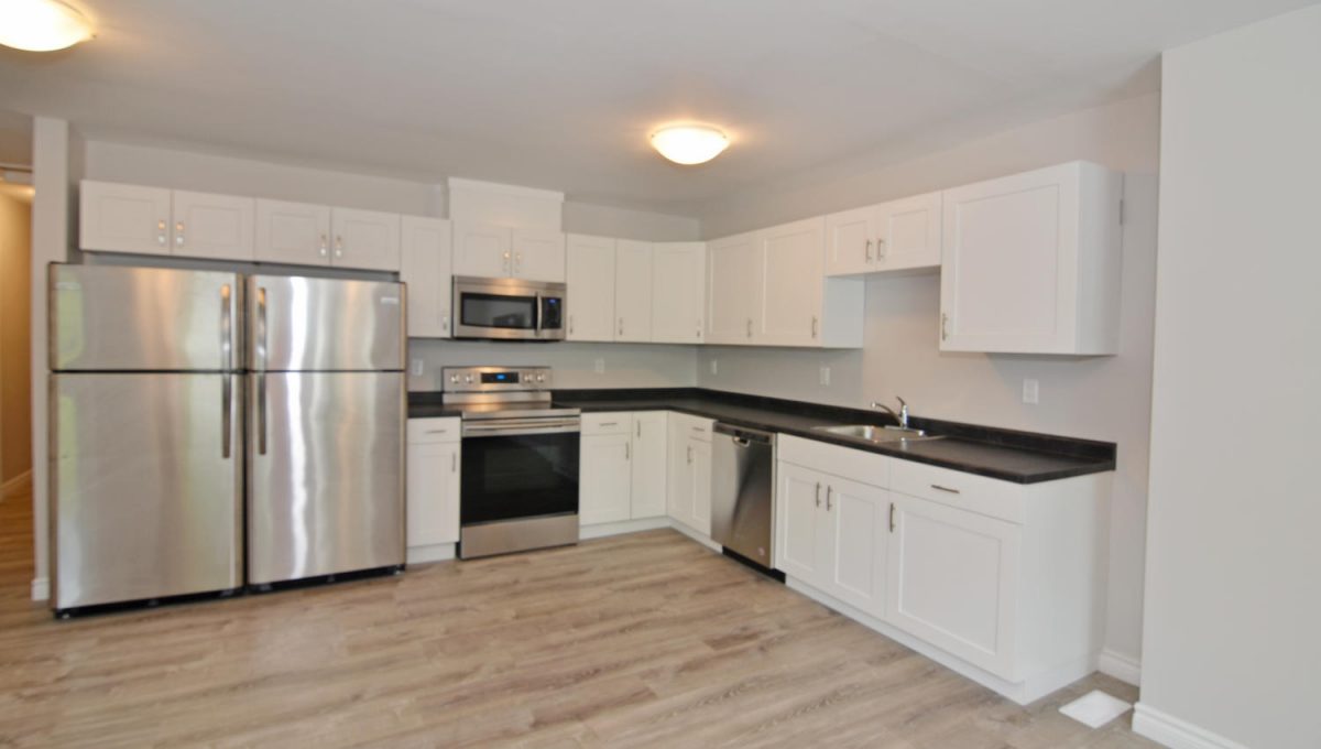 222 Cooper St London ON N6H-large-007-7-Kitchen-1500x994-72dpi