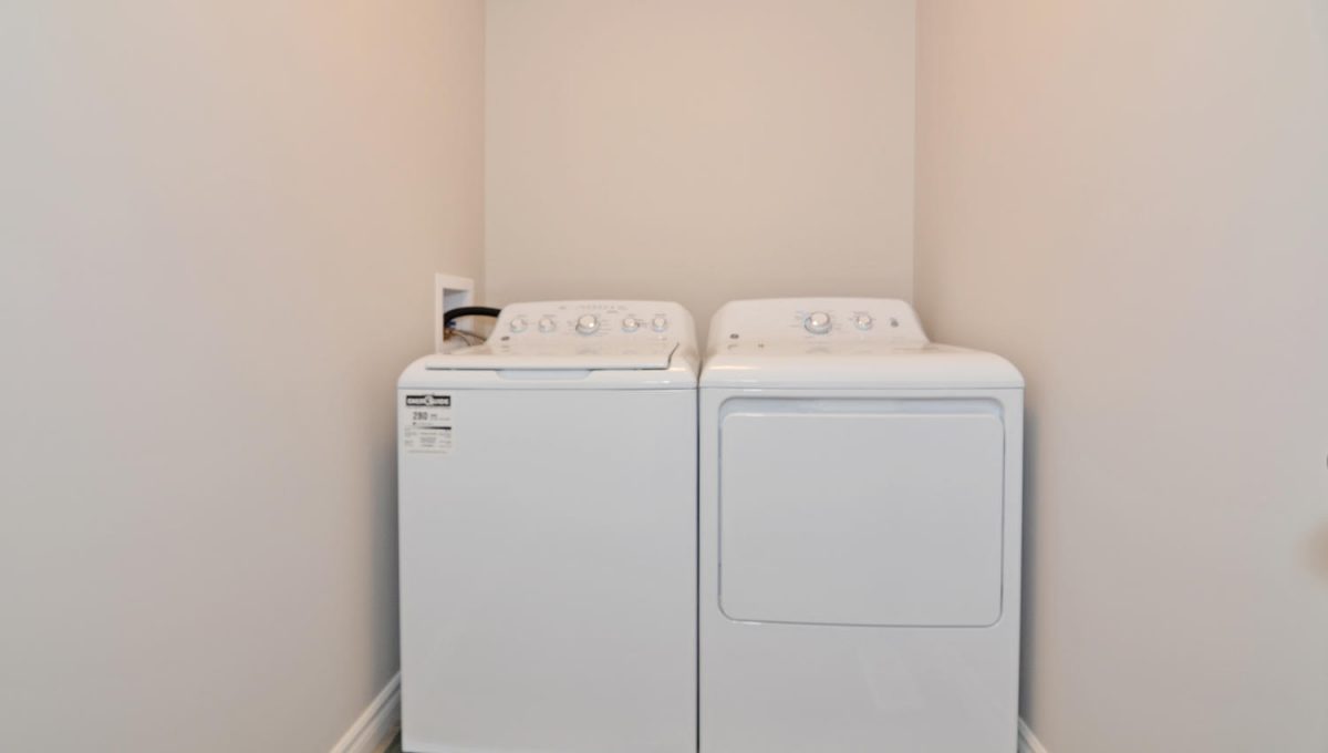 222 Cooper St London ON N6H-large-011-8-Laundry Room-1500x994-72dpi