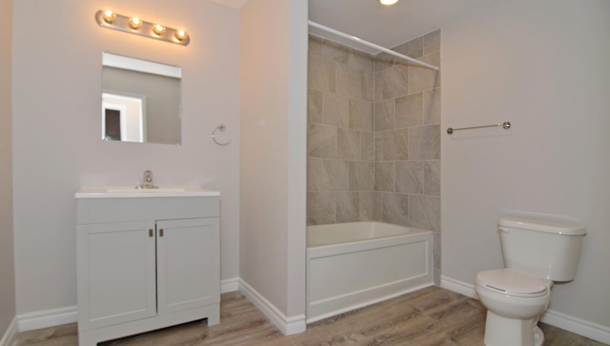 222 Cooper St London ON N6H-large-012-16-Main Bathroom 1-1500x994-72dpi