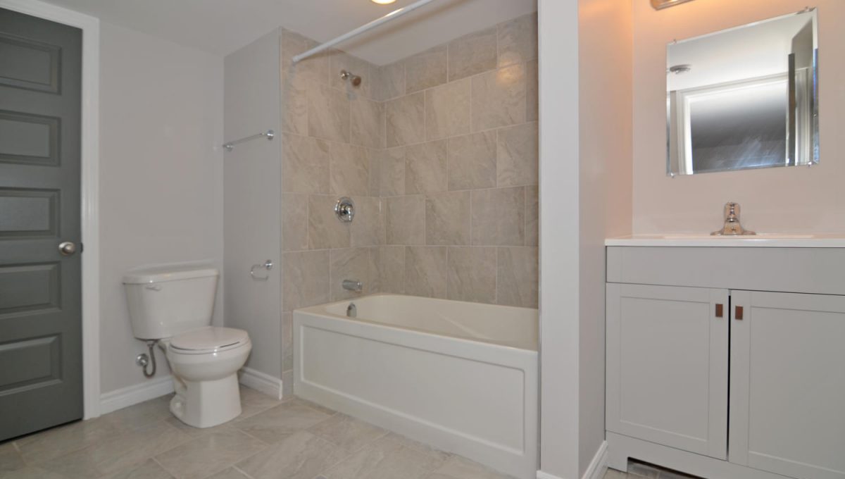 222 Cooper St London ON N6H-large-021-12-Lower Level Bedroom 4Bathroom-1500x994-72dpi