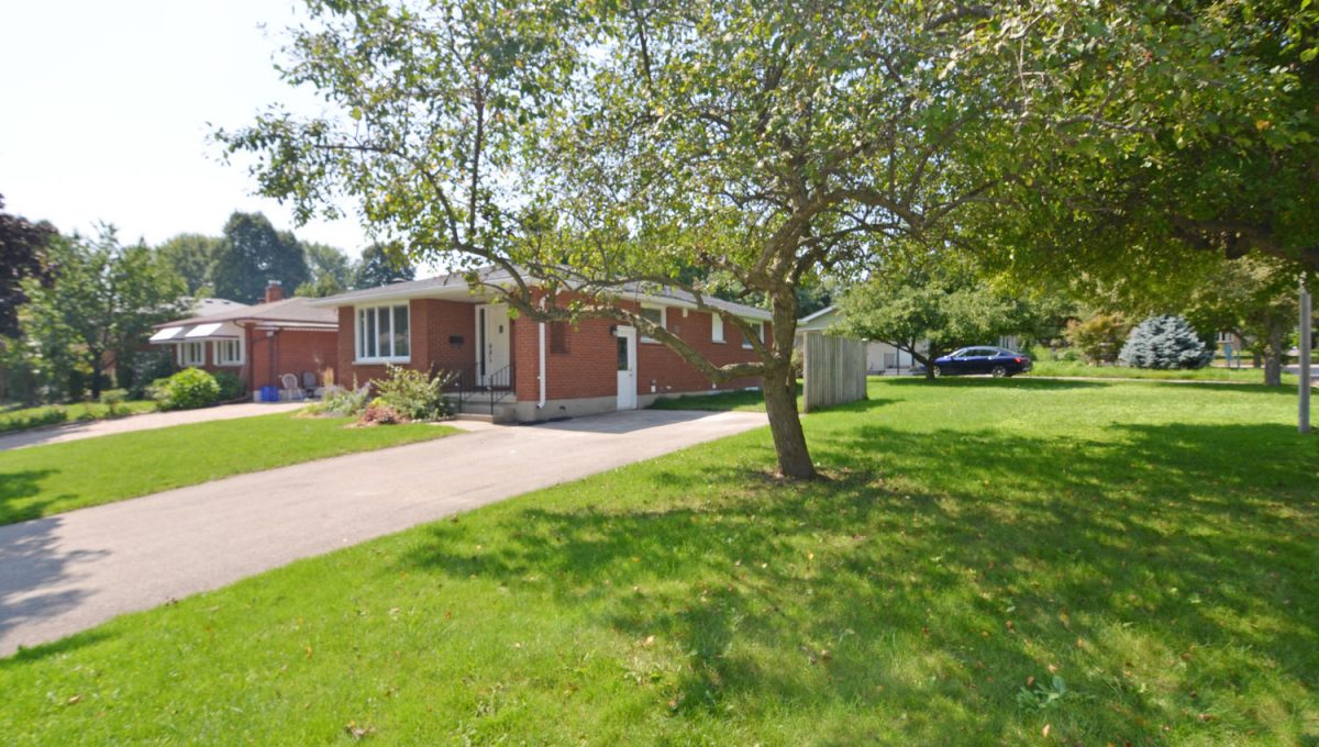 407 Rippleton Rd London ON N6G-large-002-20-Exterior SideDriveway-1500x994-72dpi