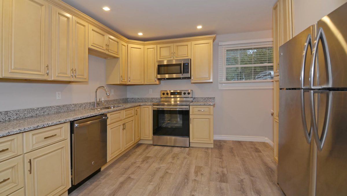 407 Rippleton Rd London ON N6G-large-008-18-Kitchen-1500x994-72dpi