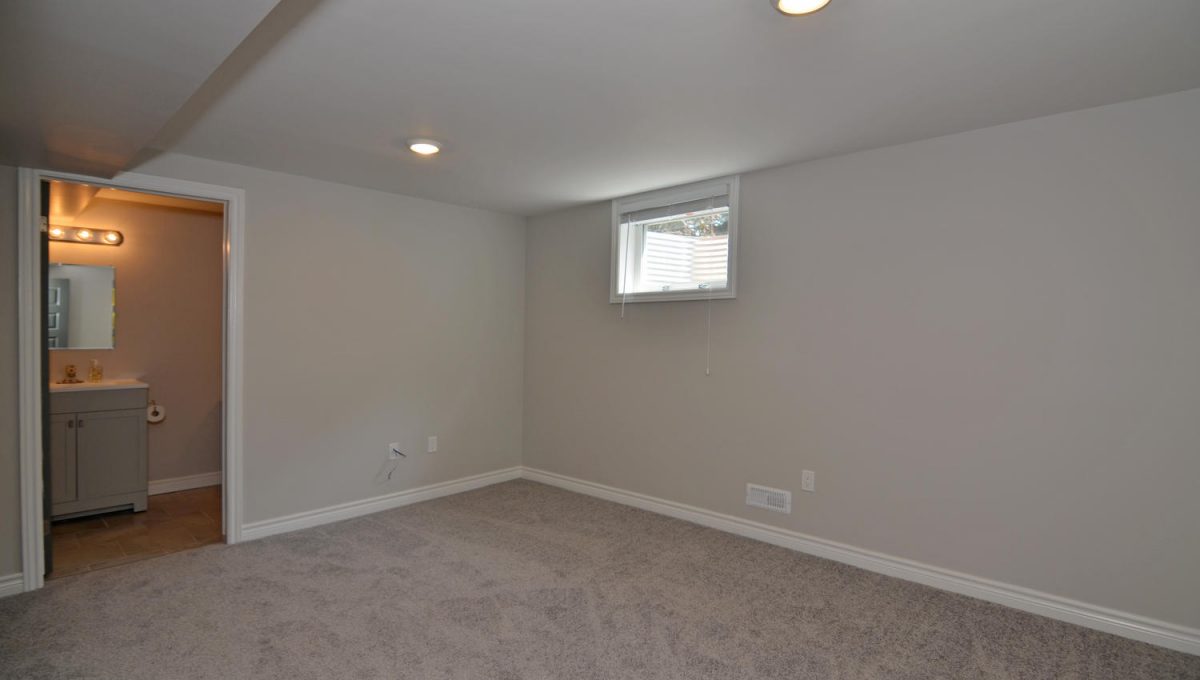 407 Rippleton Rd London ON N6G-large-016-34-Lower Level Bedroom 3-1500x994-72dpi