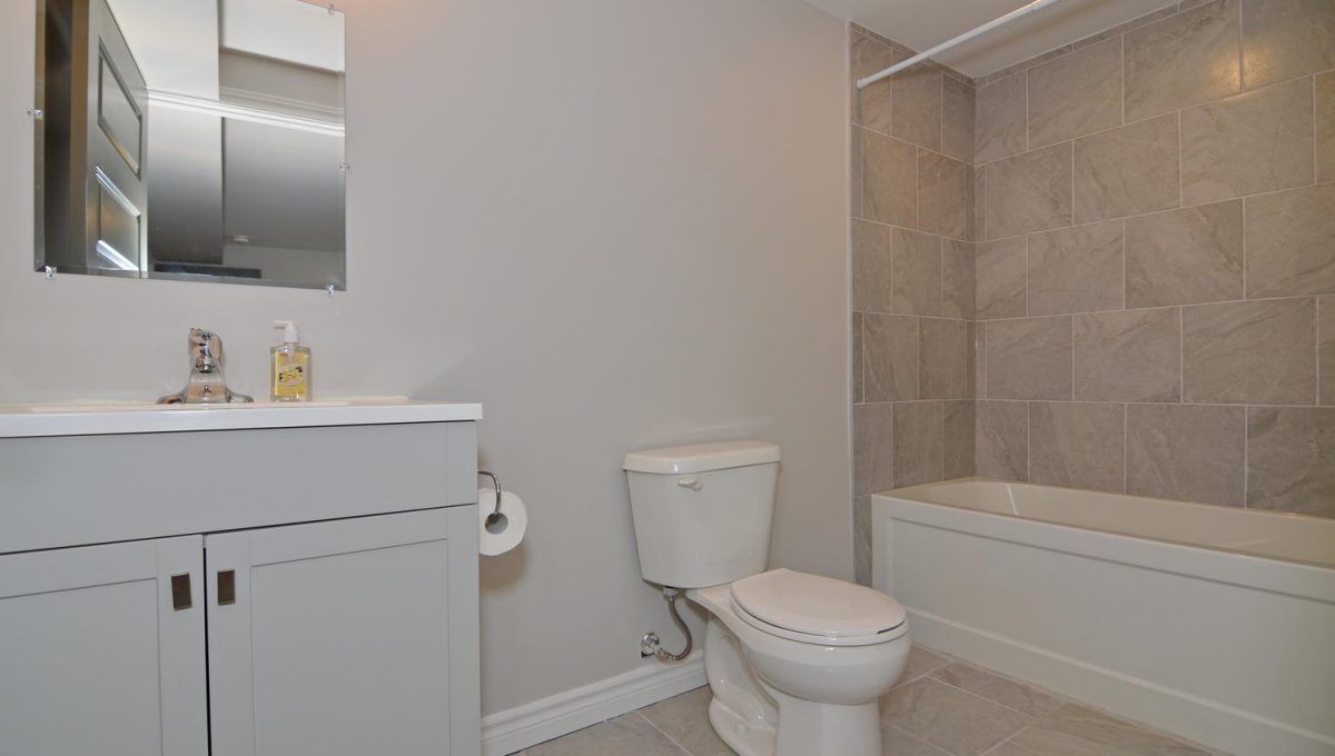 407 Rippleton Rd London ON N6G-large-017-27-Lower Level Bathroom 3-1500x994-72dpi