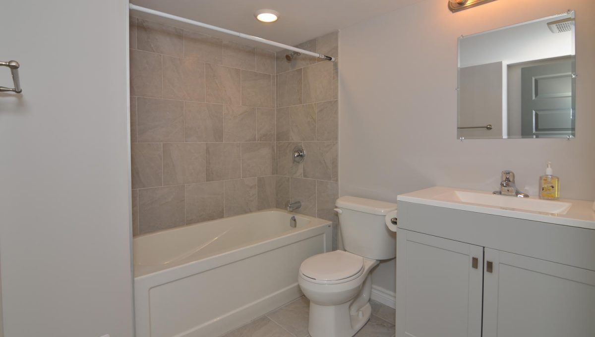 407 Rippleton Rd London ON N6G-large-021-35-Lower Level Bathroom 5-1500x994-72dpi