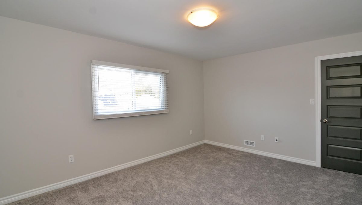 189 Rathnally St London ON N6H-large-022-29-Upstairs Bedroom 3-1500x994-72dpi