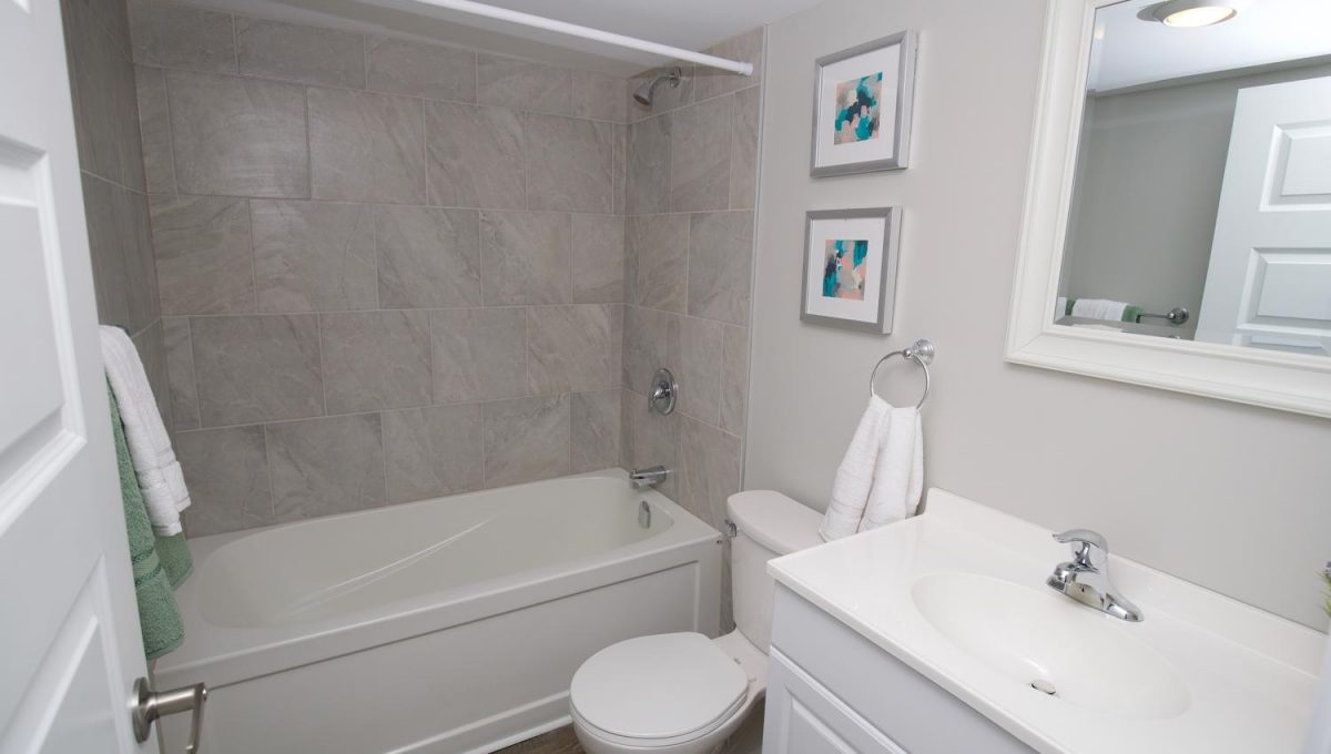 20 Oxford St W London ON N6H-large-016-15-basement bathroomWide-1500x1000-72dpi