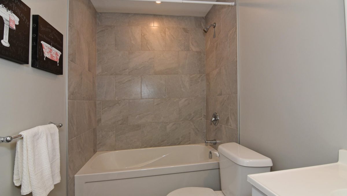 1645 Mardell St London ON N5V-large-010-005-Main Bathroom-1500x1000-72dpi